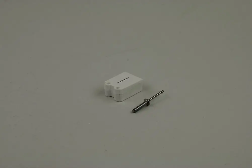 Weißes Bosch-Teil in rechteckiger Form neben einem länglichen, metallischen Element. Das Produkt hat eine geschlossene Konstruktion ohne sichtbare Anbauteile.